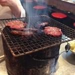 焼肉ぜん屋 - H.27.4.18.夜 上タンとハラミが焼かれている図