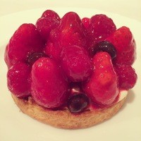 ラシェット・ブランシュ - 苺、ラズベリー、ブルーベリーの焼きたてタルト