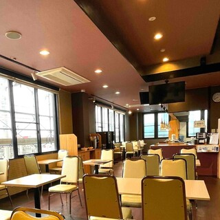 地元のお客様から旅行の方まで◆気軽に利用できる明るい店内