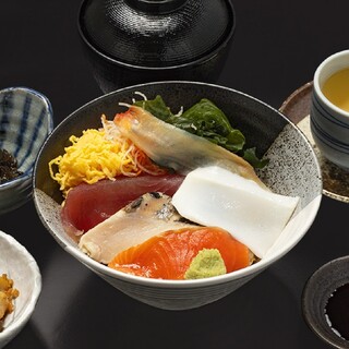 新鮮な魚介を堪能◆5種の海鮮がのった人気の海鮮丼