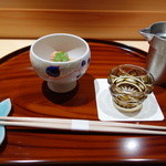 鮨処 なかたに - 薩摩切子のぐい呑みと小振りのチロリで純米酒。