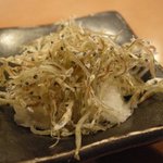 魚菜や 楽膳 - お通しの一つは大根おろしに昆布ちりめん添え