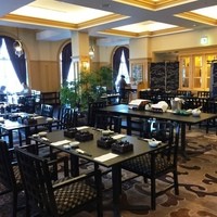日本海 - 店内は広いフロアーに無数に席が造られていますが、テーブル間が広いので、見た目よりゆっくり食事が出来そうです