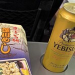 NewDays KIOSK - ドリンク写真:■エビスビール500ml缶¥367 ※ 新幹線の朝移動、今回は品川から。二度目の堪能となる「深川めし」をお供に選んだ。冷えたビールを片手に、車窓から遠ざかる東京スカイツリーを眺めれば、旅情を誘う朝の背徳にどっぷりと浸ることができる。ここ品川から、大人の飲み鉄の愉しみが静かに幕を開ける。
