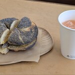 STAR BAGEL - エッグソーセージチーズサンド　1,070円　＆　グァバジュース　500円