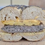 STAR BAGEL - エッグソーセージチーズサンド　断面