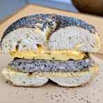 STAR BAGEL - エッグソーセージチーズサンド　断面