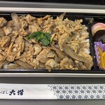 ハナガタヤ - 料理写真:■深川めし￥1,180：以前は穴子煮が入っていた記憶もあり、変化を感じる構成であった。しかし、ふっくら炊き上げられたあさりとご飯は、駅弁らしい冷めても深みのある味わいを保ち、満足度が高い仕上がり。あさりの下に隠れたごま油風味の牛蒡の炒り煮が歯ごたえと香りで絶妙なアクセントを添えていた。あさりの深川煮は甘辛くもあっさりとした滋味深い味わいで、漁師飯の原点を思わせる一品だった。