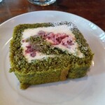 かうひいや3番地 - 抹茶と小豆のロールケーキ
