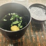 ダイナミックキッチン＆バー 燦 - お通し　あおさ真丈のお吸い物