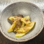 ダイナミックキッチン＆バー 燦 - お通し　瓜の山椒胡麻和え