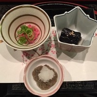 生簀割烹　海幸 - 先付け３種、桜海老、茄子の煮浸し、生しらす