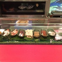 生簀割烹　海幸 - 店内はカウンターのみで10席程の空間です、生簀が正面に見える席に案内されました、ネタケースも目の前だ
                