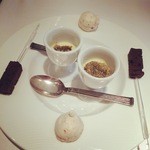 レストラン コバヤシ - 小菓子（ココナツのメレンゲ、ガトーショコラ、温かい牛蒡とカスタードのプリン）