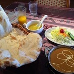 マウントエベレストレストラン - ランチ Bセット 890円　カレー・サラダ・ナン又はライス(おかわり自由)・ドリンクバー(1時間)