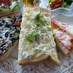 遊の丘 - 本日のランチ・デザート付￥1080の３種の具のピザトースト（ハム、しらす、ひじき煮）（H27.4.21撮影）