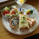 遊の丘 - 本日のランチ（３種の具のピザトースト）デザート付￥1080のメインディッシュ（H27.4.21撮影）