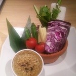 俺の魚を食ってみろ!! - (2015/4/22)蟹味噌のバーニャカウダは、季節の野菜と蟹味噌がよく合う逸品です。