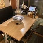 焼肉ホルモン たけ田 - 内観写真:4名テーブル席