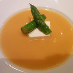 トマッテン･ズッペン。真ん中にレモンの香りのチーズ。