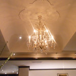 レストラン カーウントカー - ロブマイヤー社のアンティークシャンデリア、その名もマリアテレジア。