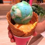 サーティワンアイスクリーム - 料理写真:スモールダブル クレイジー アバウト マンゴー& どうぶつの森コラボの夏の島ごちそうアイス