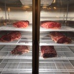 Meat Winery - ビーフの熟成肉が保管されている