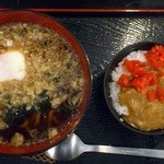 蕎麦まえだ - 半朝カレーセット、温玉+ワカメ+揚げ玉乗せ
