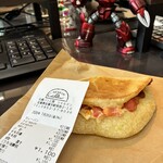あんしんベーカリー シャルマン - オイラのデスクには、ガンダムとシャア専用ズゴック置いてます♪