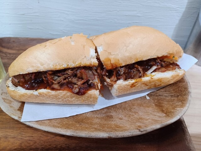 Tiêm bánh mì Mania