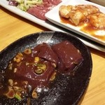 肉問屋直営熱田 - レバーと３点もり