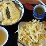 Marugame Seimen - だし玉肉うどん 並 (590円) 稲荷(100円) 野菜のかき揚げ(130円)