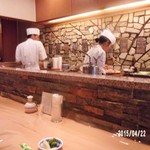 新宿割烹 中嶋 - 繁忙時は板場の緊張もピーク…