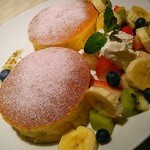 フェイクス カフェ - 桜とフルーツのパンケーキ