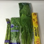 八紘学園 農産物直売所 - 【2015年03月】左から、アスパラ、小松菜、ほうれん草。。。ほうれん草、巨大です(笑)。