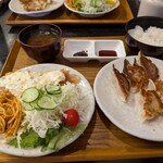 餃子 権兵衛 - チキン南蛮タルタルソースがたっぷりかかっていて肉がかくれています。