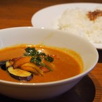 Charcoal Dining るもん - タイ風レッドカレー