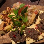 大衆ビストロ ハルタ - 牛肉の乗ったクラッカー、お魚、キッシュ、チーズ