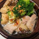 大衆ビストロ ハルタ - アヒージョ豚肉とブロッコリー、マッシュルーム