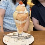 果実園 リーベル - 桃のパフェ