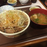 Sukiyaka Tsushika Shibamata Ten - 白髪ねぎ牛丼特盛＋とん汁おしんこセット