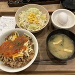 松屋 - 料理写真:うまトマチーズ牛めし(690円)+生野菜生玉子セット(220円)