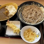 ゆで太郎 - 料理写真:朝食セット(カレー)と冷蕎麦に無料トッピングの海老フライ、薬味に無料の天かす、紅生姜、お新香
