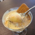 KOPI BALI  히로시마혼텐 - 아포가토(세금 포함 800엔)
                      바닐라 아이스크림 2개와 쿠키가 유리 그릇에 담겨 있으며, 그 위에 에스프레소를 부어줍니다.
                      커피 향이 두드러지며, 쓴맛과 신맛이 강하게 느껴지지만 바닐라 아이스크림과의 궁합이 좋습니다.