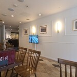 KOPI BALI  히로시마혼텐 - 店内は白い天井、珈琲農園の写真が飾られた白壁&ガラス張りラウンド壁、菱形の茶色&ベージュ&黒のタイル貼り床、落ち着いた上質な空間、BGMは軽快なピアノJAZZ