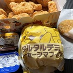 マクドナルド - 料理写真:タルタルデミソーセージマフィン 470円
ハッシュポテト 200円/個
チキンマックナゲット15P 490円