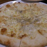 カプリチョーザ - 2015.4.184種のチーズのピッツァ　クアトロフォルマッジ