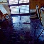 割烹 山城家 - 打ち水してある入り口。