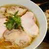らぁ麺や 嶋 - 特上ぶどう山椒らぁ麺(2250円)、炙り焼豚ごはん(450円)。