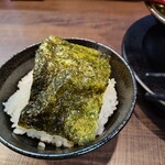 横浜家系らーめん英 - ライスに海苔を被せて…